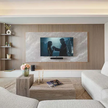 Penthouse Lira I Modern Luxurious Plunge Pool