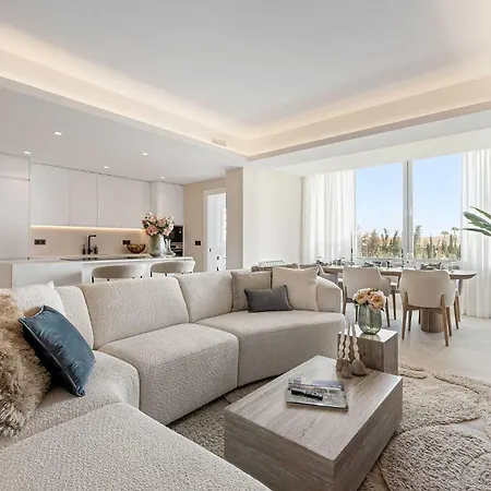 Penthouse Lira I Modern Luxurious Plunge Pool *