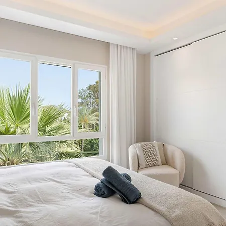 Penthouse Lira I Modern Luxurious Plunge Pool *