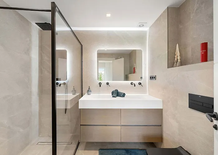 Penthouse Lira I Modern Luxurious Plunge Pool