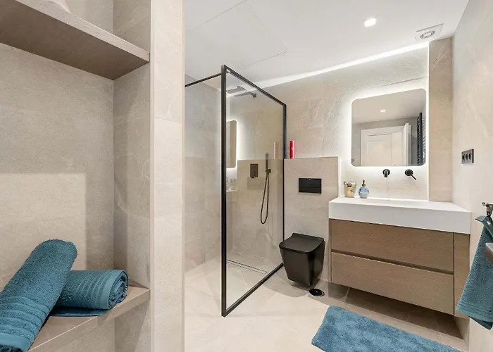 Penthouse Lira I Modern Luxurious Plunge Pool