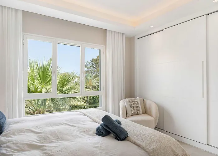 Penthouse Lira I Modern Luxurious Plunge Pool *