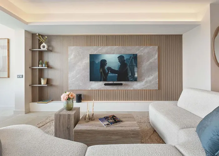 Penthouse Lira I Modern Luxurious Plunge Pool