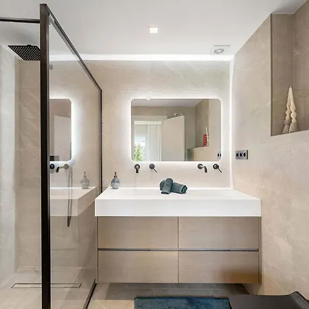 Penthouse Lira I Modern Luxurious Plunge Pool