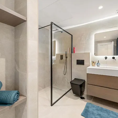 Penthouse Lira I Modern Luxurious Plunge Pool